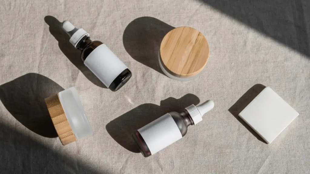 Butelki z pipetą i słoiki kosmetyczne bez etykiet, krem i serum z kwasem hialuronowym