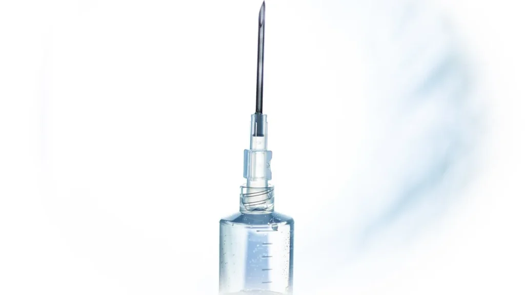 Strzykawka z igłą, skin booster to iniekcja podawana w skórę właściwą